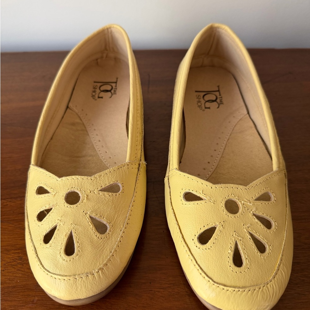 Trotters Women's Yellow Loafers